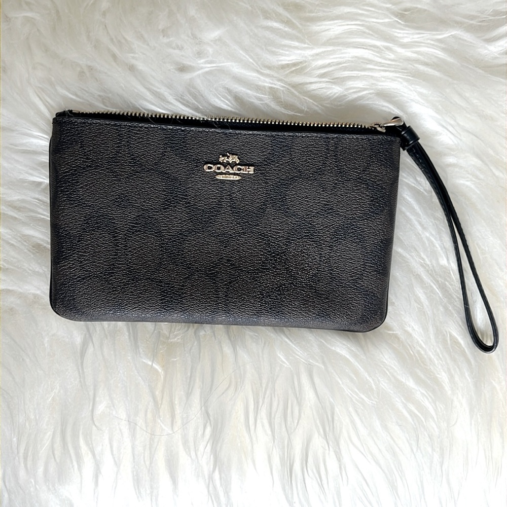 Coach wristlet in excellent condition